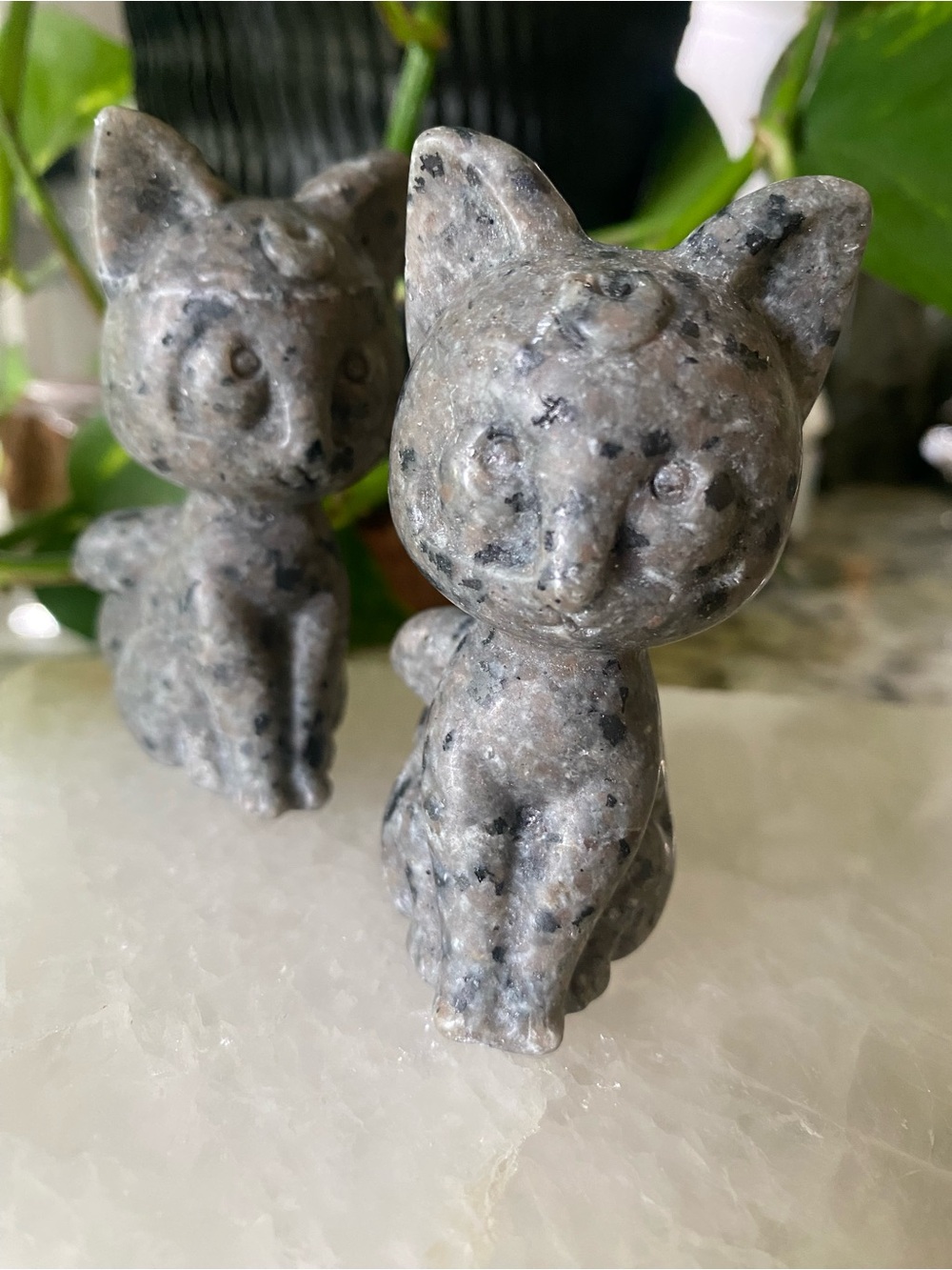 🌙 Glowing Yooperlite Lunar Kitty – UV Reactive Crystal Cat Carving 3”